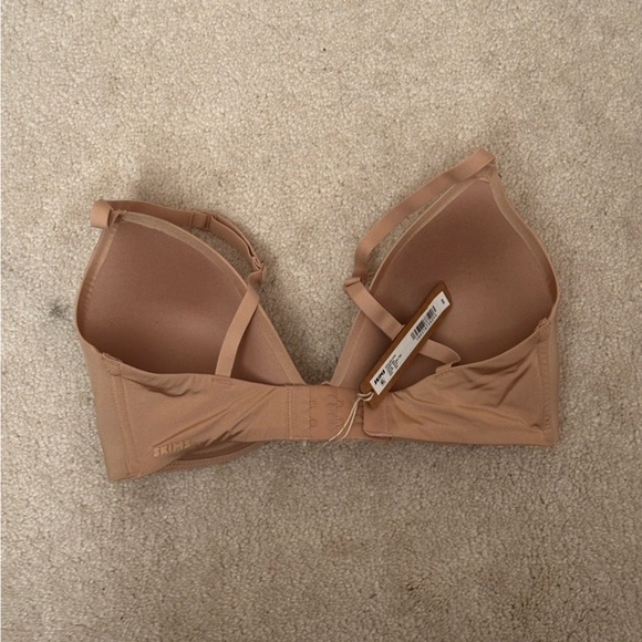 SKIMS Cream Lightly Lined T Shirt Seamless Bra - Picture 3 of 3